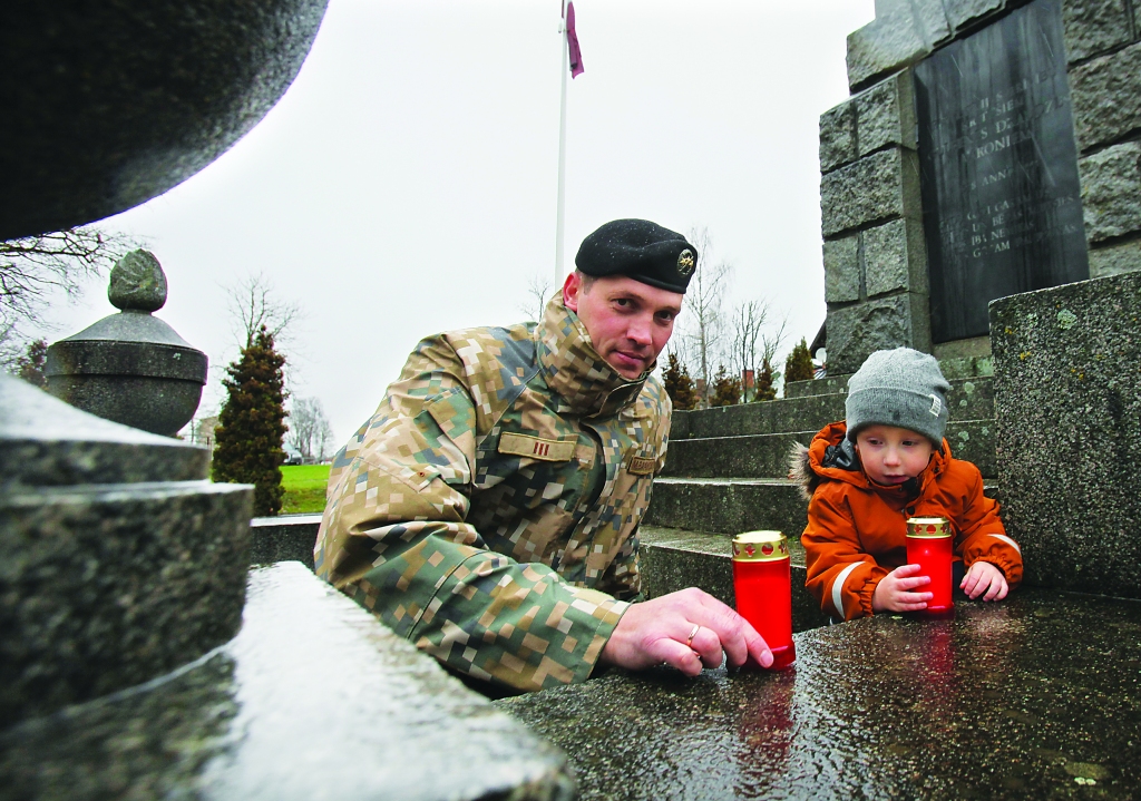 Novembris ir svētku mēnesis Latvijā. Tas ir vēsturiski nozīmīgs. Šajā mēnesī ir divas Latvijas valstij nozīmīgas dienas − 11.novembris, Lāčplēša diena, un 18.novembris, Latvijas Republikas proklamēšanas diena. Gulbenietis Māris Baranovskis, kurš ir Zemessardzes 25. kājnieku bataljona štāba apgādes rotas virsseržants, no sirds ir gatavs nosargāt savu valsti. Es nekad neesmu iedomājies, ka es nedzīvotu Latvijā vai nebūtu cienīgs godprātīgi nēsāt sarkanbaltsarkano lentīti pie krūtīm. Latvijas patriotisms - tas ir iekšā! Tās ir īpašas sajūtas. Tu celsies, kritīsi par savu valsti, ne par kādu citu. Nāku no piecu bērnu ģimenes, kur brīvā un pašsaprotamā gaisotnē tika audzināta cieņa pret sevi, vecākiem. To arī vēlos nodot saviem dēliem Rinaldam un Tomasam, lai ciena sevi, vecākus un savu valsti,” saka Māris. 	
Autors: Gatis Bogdanovs