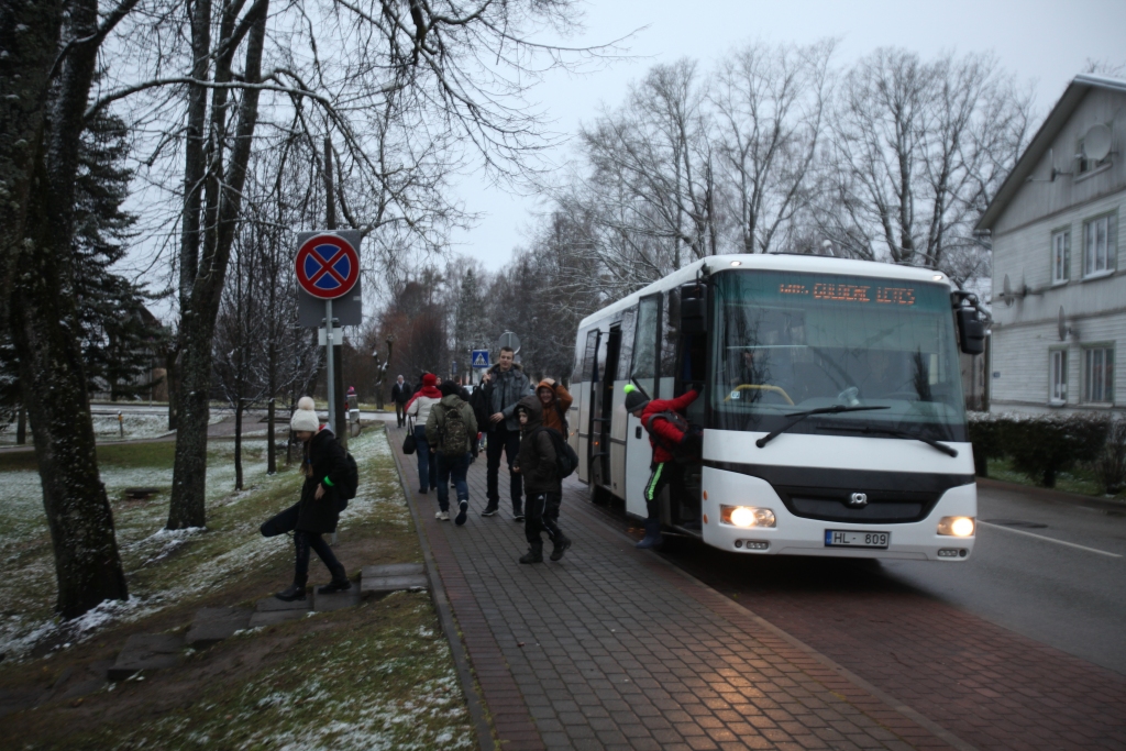 Vakar SIA “Gulbenes autobuss” maršruta Letes – Gulbene autobuss pieturā “Gulbīšu parks” piestāja tieši paredzētajā laikā – pulksten 8.15. 
Autors: Gatis Bogdanovs