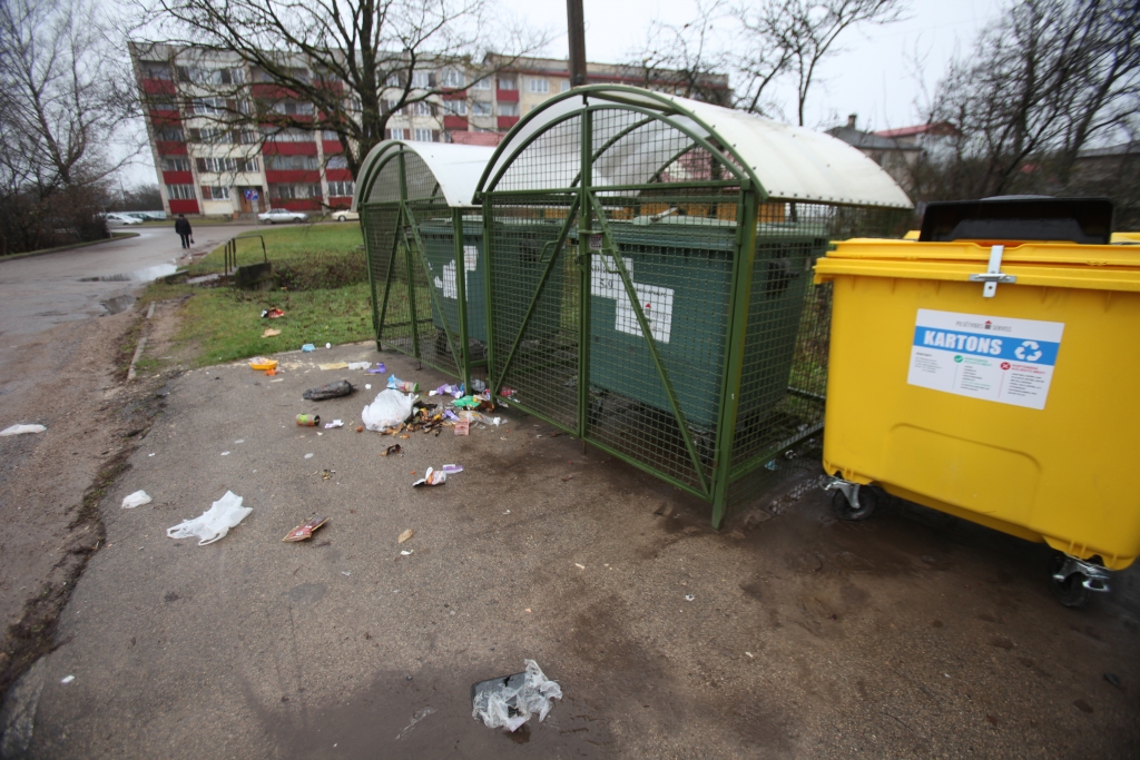 Skolas ielā pie atkritumu konteineriem paveras nepievilcīgs skats. Arī ar līgumu pārslēdzējiem viss nav tik ideāli, kā vajadzētu būt. Tie, kas to vēl nav paveikuši, tiek aicināti to izdarīt!	
Autors: Gatis Bogdanovs