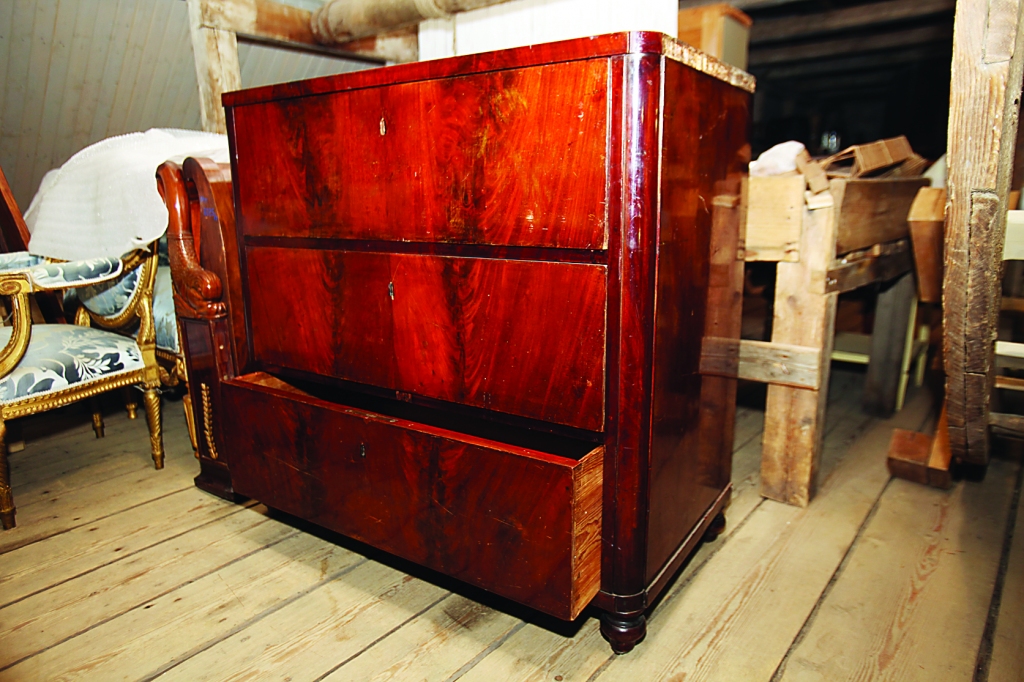 Piešķirs otro elpu. Ar Valsts kultūrkapitāla fonda atbalstu novadnieka, mākslinieka Leo Svempa kumodi restaurēs interjera priekšmetu restaurācijas firma SIA “Intarsija”.  
Autors: Gatis Bogdanovs