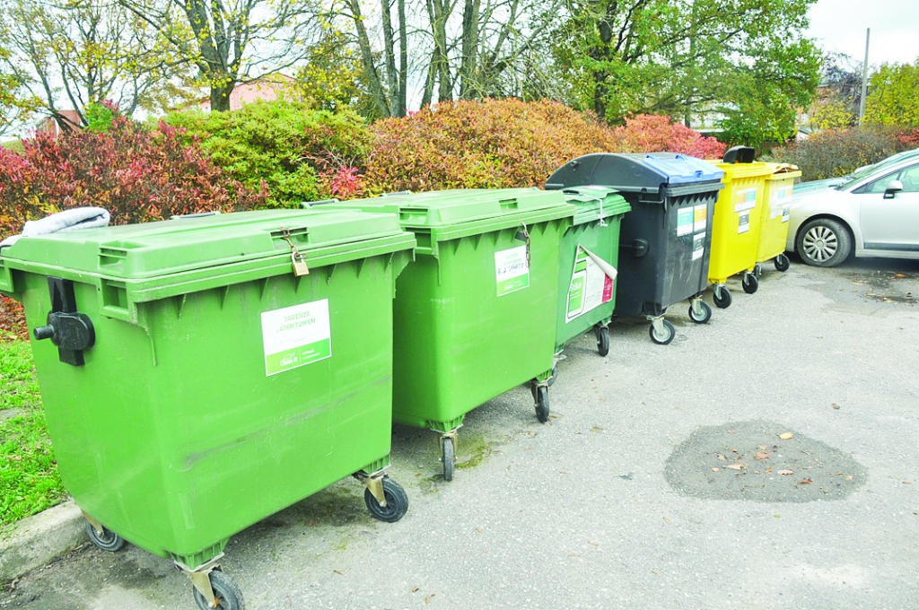 Pie Nīcas novada pašvaldības novietoti ne vien šķirošanai, bet arī pašvaldības iestādēm paredzētie sadzīves atkritumu konteineri. Tie aprīkoti ar slēdzeni, lai atkritumus tajos nemestu iedzīvotāji.
Autors: DAINIS ĢELZIS