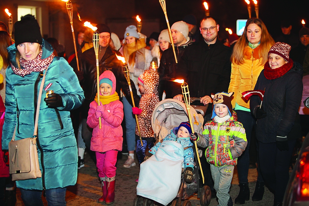 Lāčplēša diena Gulbenē ir viena no tautā populārākajām atceres dienām. Lai gan vakar bija darbdiena, tradicionālajā lāpu gājienā devās vairāk cilvēku nekā pirms gada tādā pašā pasākumā. 	
Autors: Gatis Bogdanovs