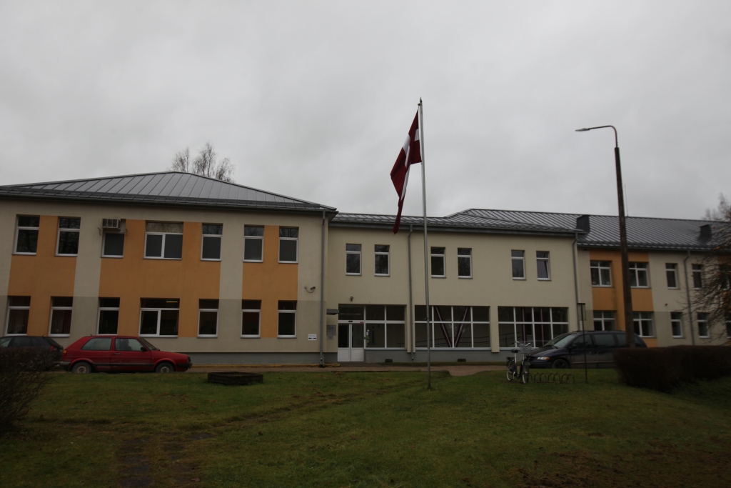 Lāčplēša dienā Latvijas valsts karogs pie “Balvu un Gulbenes slimnīcu apvienības” Gulbenes slimnīcas lepni plīvoja mastā, taču citās dienās tas tiek nolaists pusmastā, tā solidarizējoties ar mediķu protesta akcijas dalībniekiem un atbalstītājiem.
Autors: Gatis Bogdanovs