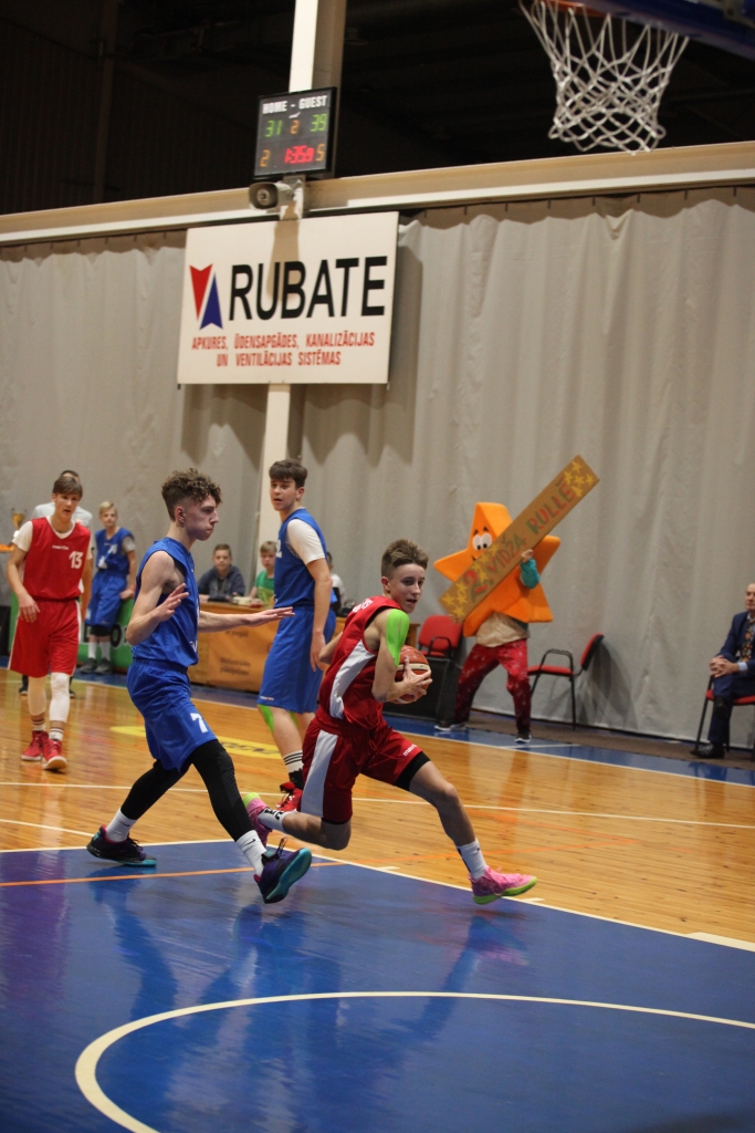 Gulbenes novada valsts ģimnāzijas komandas kapteinis Endijs Vanags (no kreisās) nespēja apturēt šīs Zvaigžņu spēles labāko spēlētāju Raineru Ļisicinu no Gulbenes 2.vidusskolas komandas.    
Autors: Gatis Bogdanovs