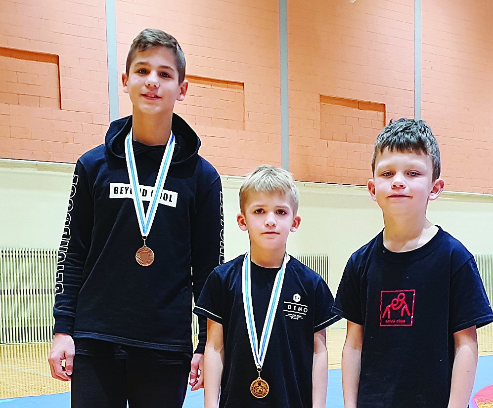 Brīvās cīņas sportisti: Sandis Abakoks (no kreisās), Emīls Rags un Nikass Možaiskis spēcīgā konkurencē izcīnīja godalgotas vietas.  
Autors: no personiskā arhīva