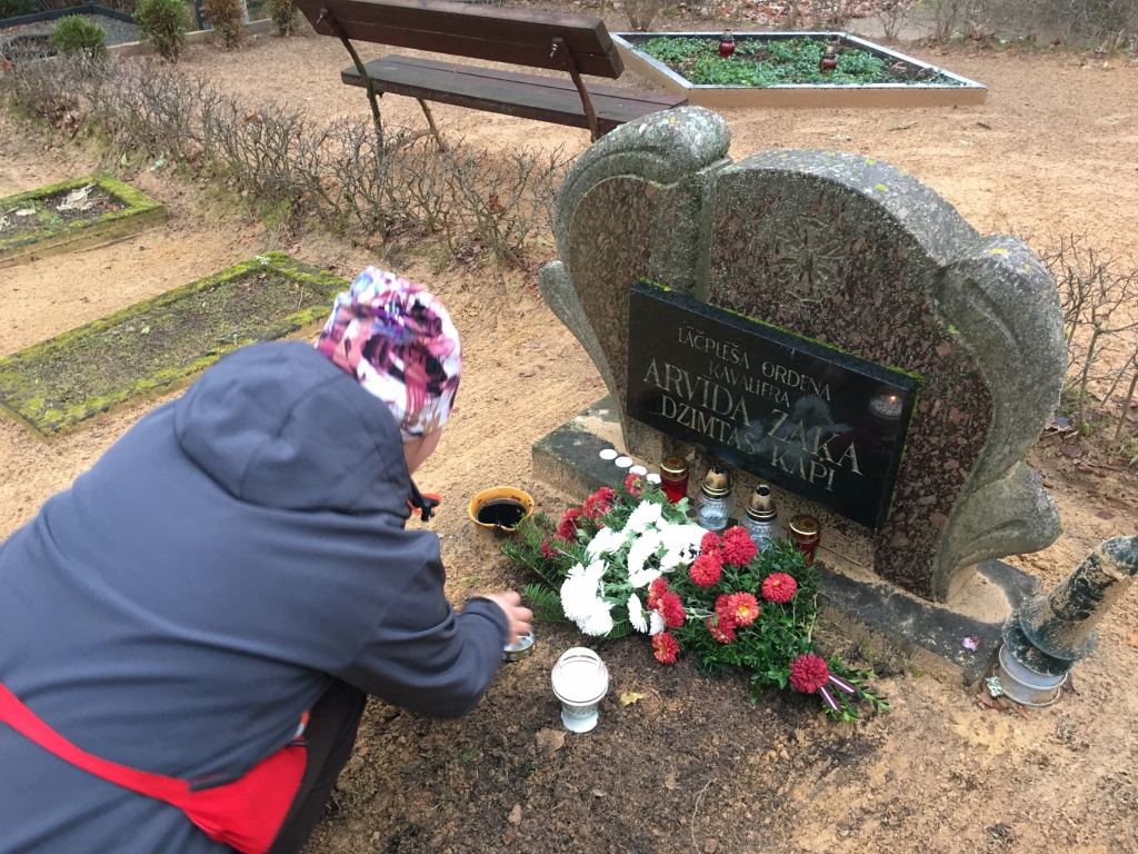 Galgausnietis ar varonīgu, dramatisku mūžu – Arvīds Zaķis. 3.pakāpes Lāčplēša Kara ordeņa kavalieris. Viņa atdusas vieta ir Gulbenes vecajos kapos. Šonedēļ “Dzirkstele” kopā ar pilsētas labiekārtošanas iestādes darbiniecēm Gintu un Aigu apmeklēja šo un citas varoņu atdusas vietas vecajos kapos. 
Autors: Diāna Odumiņa