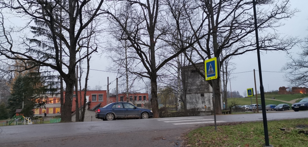 Tā ir vieta Jaungulbenē pie bērnudārza, kur risinājās dramatiskie notikumi, kad trīsgadnieks izskrēja uz ceļa braucamās daļas un viņu gandrīz notrieca garām braucoša mašīna. Māmiņa, ķerot bērnu, nokrita, bet autovadītājs pat neapstājās.  
Autors: Viktorija Slavinska-Kostigova
