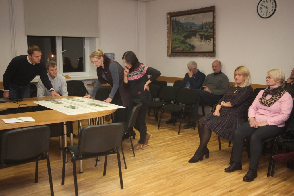 Vērā tiek ņemti Dabas aizsardzības pārvaldes un iedzīvotāju viedokļi - saka SIA “Marten projekti” valdes priekšsēdētājs Valdis Caune (no kreisās), stāstot par koku ciršanas nepieciešamību Brīvības ielas rekonstrukcijas turpinājumā Gulbenē. 
Autors: Gatis Bogdanovs