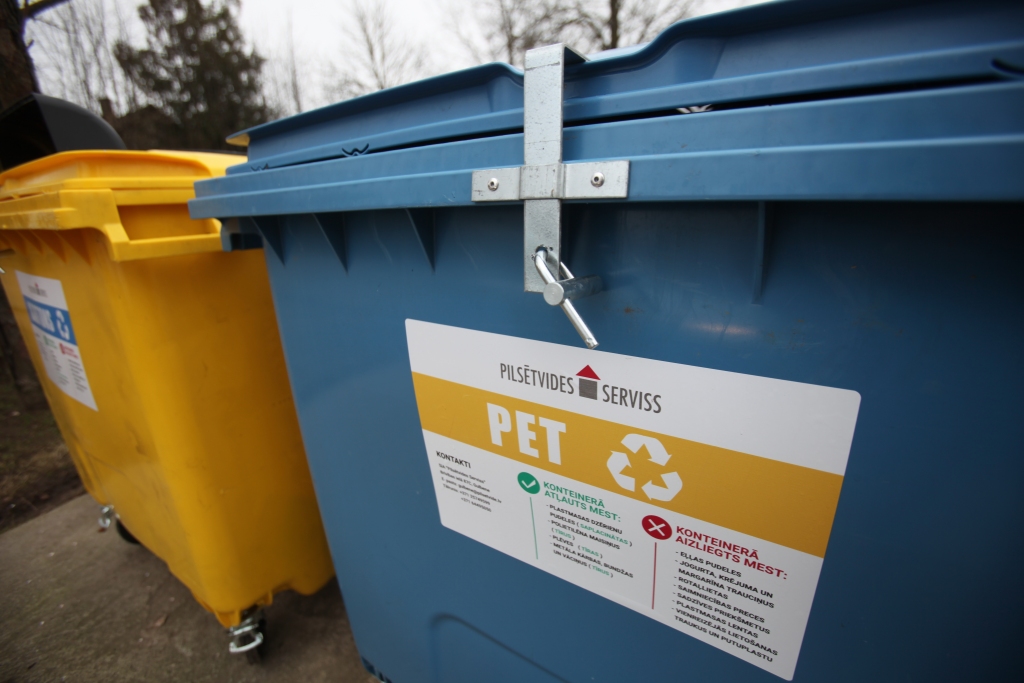 Lai arī uz šķiroto atkritumu konteineriem ir informācija, ko tajos drīkst un ko nedrīkst mest iekšā, daudzi to neievēro, tāpēc tagad šķiroto atkritumu konteineri ir slēgti. Piebilstams, ka pie plastmasas dzērienu pudelēm konteinerā drīkst mest arī metāla kārbas, bundžas un vāciņus.  
Autors: Gatis Bogdanovs