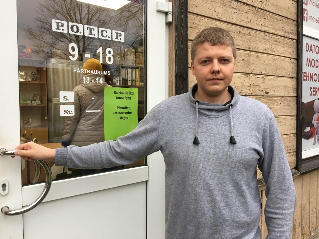 Veiksmes stāsts! Salvim Fazekašam (attēlā) un viņa dzīvesbiedrei Sintijai Jurjānei patīk dzīvot savās lauku mājās Daukstu pagastā un patīk strādāt Gulbenē. Viņi pirms četriem gadiem īstenoja sapni - izveidoja moderno tehnoloģiju darbnīcu. Šobrīd ir stabilitātes sajūta.  
Autors: Diāna Odumiņa