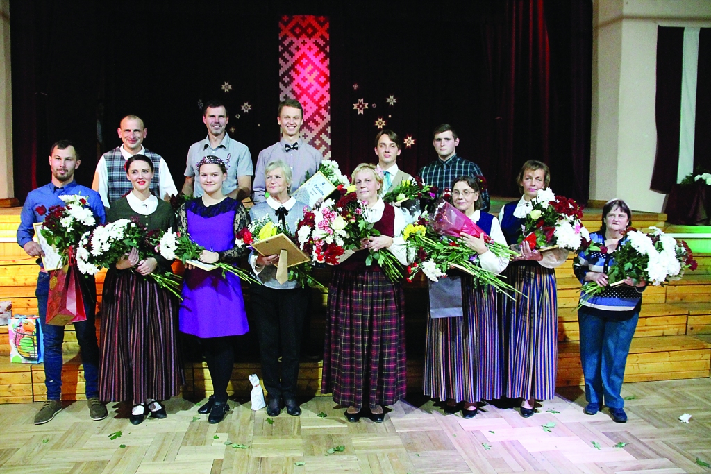 Vienlīdz lielu svētku prieku jūt visi, kas saņēmuši Tirzas pagasta pārvaldes pateicības un ziedus. 	
Autors: Kārlis Dzenis