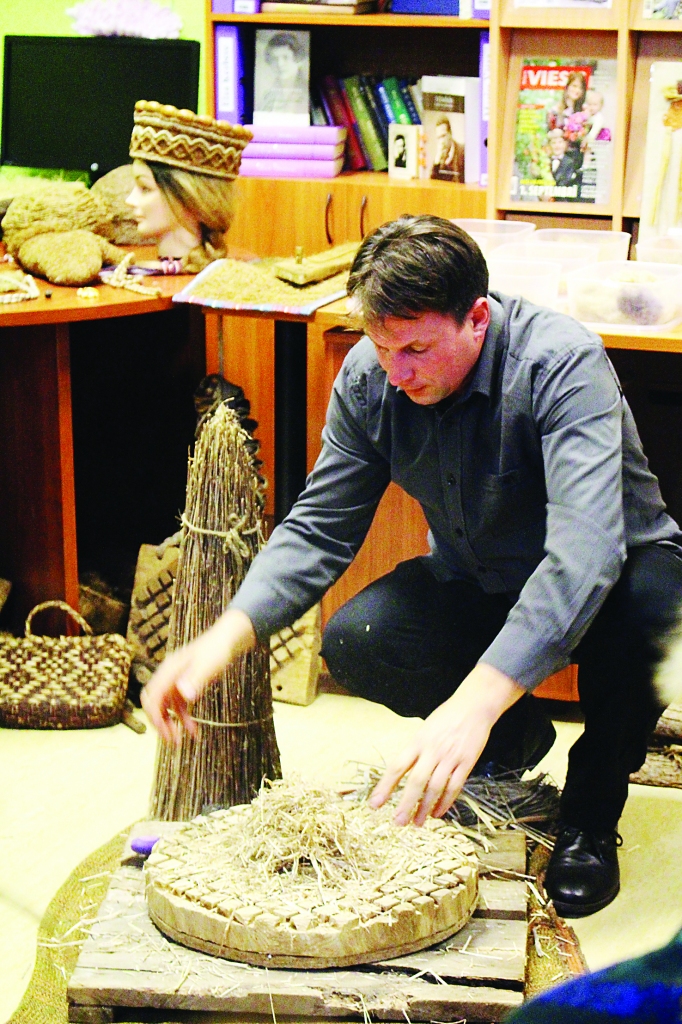 Tekstilmākslinieks Ritvars Točs demonstrē, kā, saberžot saplacinātus nātru stiebrus, ātri vien var iegūt vilnu. 
Autors: Agrita Petrovska