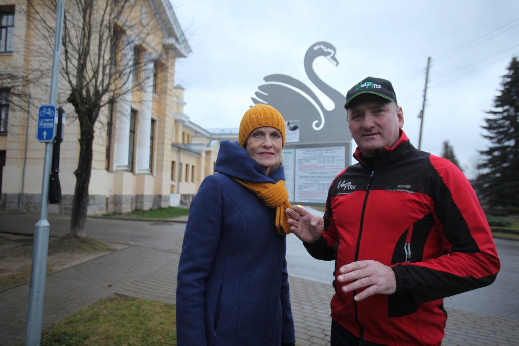 Varam lepoties! Dokumentālajā filmā “Katra diena simtgadē – gadalaiki”, kas tikko piedzīvojusi pirmizrādi, redzams sižets par riteņbraukšanas sacensībām “Bānīša kauss jeb Apsteidz tvaiku!”, un šo sacensību idejas autora un īstenotāja ir Kublačovu ģimene. “Gadā ir 365 dienas, un tas ir diezgan liels skaitlis, lai parādītu mūsu mazās Latvijas cilvēku dzīvi. Un tomēr tas ir stipri par mazu, lai parādītu visus tos notikumus, kas notiek mūsu mazajā Latvijā. Filmas pirmizrādes laikā un vēl joprojām esam lepni par to, ka šajā vēsturei tik nozīmīgajā filmā starp tik lieliem notikumiem kā Dziesmu un Deju svētki, svētceļojums uz Aglonu, ir nofilmēts un parādīts arī pasākums “Bānīša kauss”, kas noteikti ir mūsu ģimenes ieguldījums Gulbenes novada attīstībā,” saka Aelita un Imants Kublačovi. 	
Autors: Gatis Bogdanovs