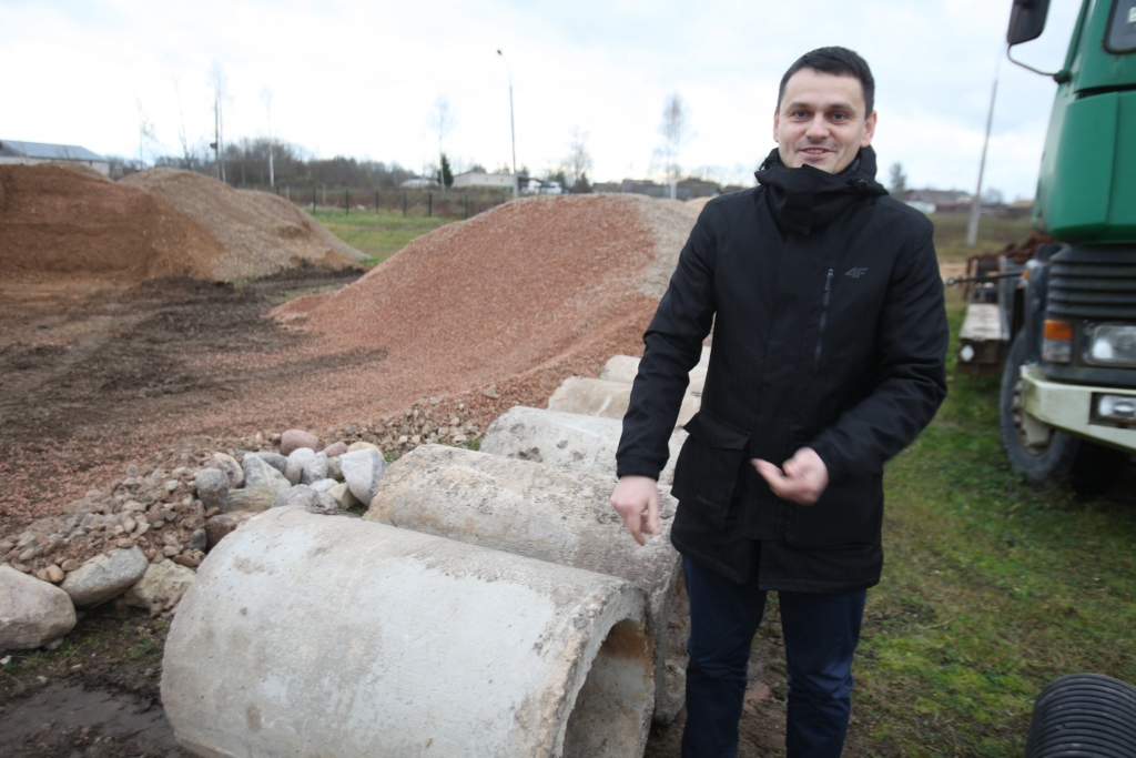 Artūrs Smagars stāsta, ka betona grodi paliek pagātnē. Tagad, it īpaši privātmāju īpašniekiem, vieglāk izmantot jaunos kanalizācijas septikus jeb sadales akas. 
Autors: Gatis Bogdanovs