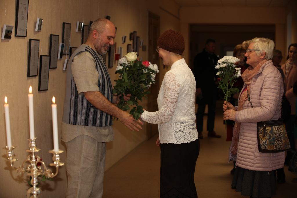 Otrdien Gulbenes novada pašvaldības ēkā sirsnīgā gaisotnē tika atklāta priestera Pāvila Kamolas darbu izstāde.   
Autors: Gatis Bogdanovs