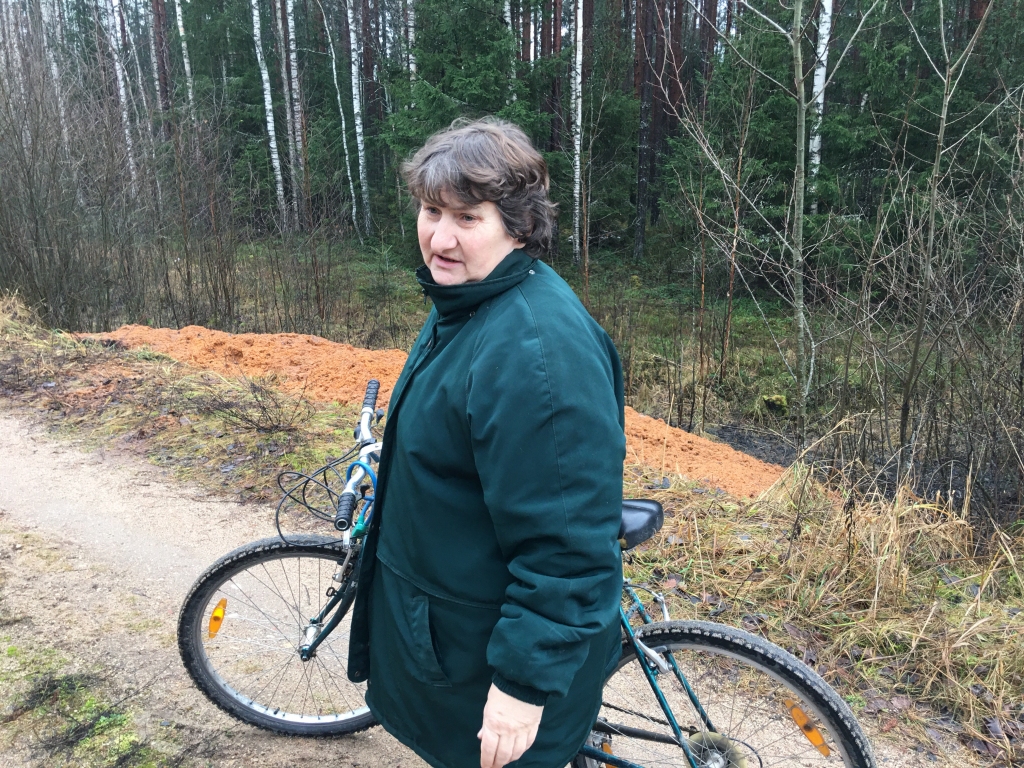 Nav vienalga! Beļavas pagasta iedzīvotājai Laimai Magonei nepatīk smirdoša ābolu čagu kaudze “zaļā dzelzceļa” malā. Ja arī ir atļauts tur bērt tonnām bioloģisko atkritumu, ir tomēr jāņem vērā arī tuvumā dzīvojošo viedoklis - uzskata L.Magone.	
Autors: Diāna Odumiņa