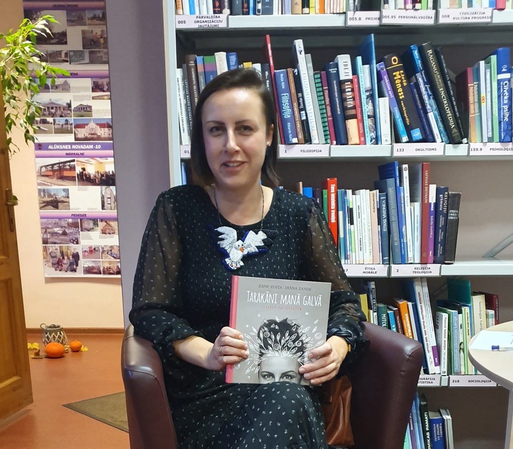 AIZRAUTĪBA. “Kad strādāju, es ļoti aizraujos, ir tāds prieks, ka nevar apstāties, tas ir īstais process, kad rakstīšana aizgājusi tajā gultnē, kurā tai jāaiziet, lai lasītājiem būtu interesanti,” saka žurnāliste un rakstniece Zane Zusta.