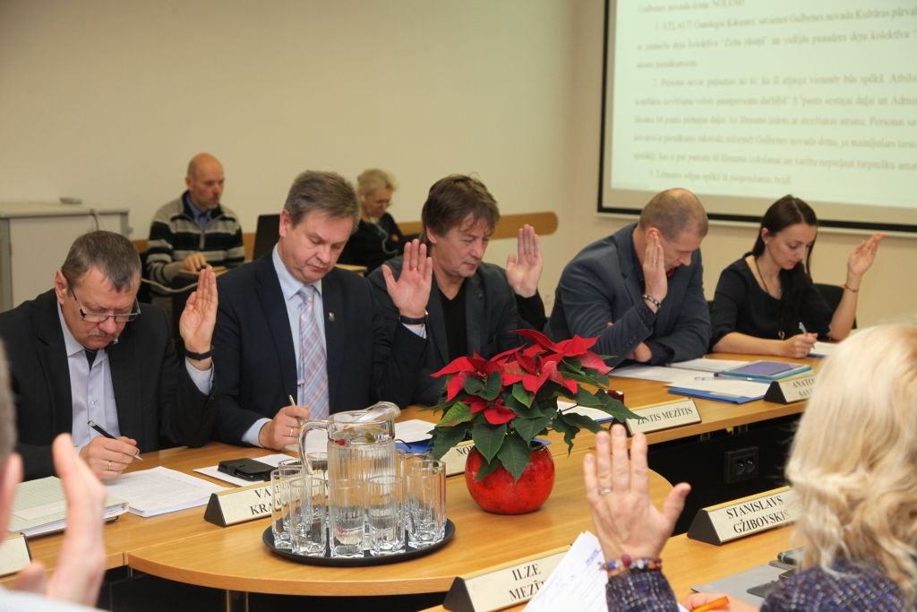 Par stimulu un interesi! 28.novembra domes sēdē Gulbenes novada deputāti neatkarīgi no piederības kādai no partijām bija vienoti. Balso Valtis Krauklis (no kreisās), Zintis Mezītis, Normunds Mazūrs, Anatolijs Savickis un Larisa Cīrule. 	
Autors: Gatis Bogdanovs