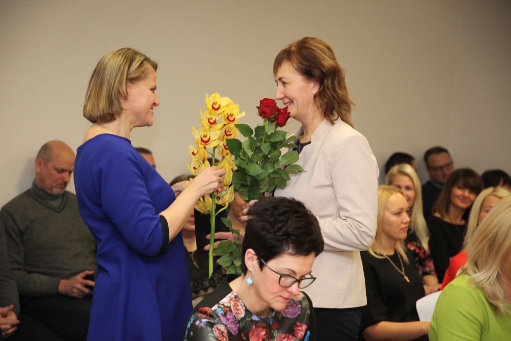 Mērķis ir skolēnus ne tikai mācīt, bet arī sagatavot dzīvei, lai viņi kļūtu veiksmīgi cilvēki. Tā sacīja Inese Ubaga (no labās) pēc viņas apstiprināšanas Gulbenes 2.vidusskolas direktores amatā. Viņu sveic Edīte Kanaviņa.
Autors: Gatis Bogdanovs