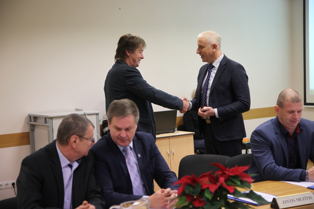 Deputāta nozīmīti no novada domes priekšsēdētāja rokām 28.novembrī saņēma gulbenietis Zintis Mezītis (no kreisās). Normunds Audzišs vēlēja viņam “tiešām godīgu un pareizu attieksmi lēmumu pieņemšanā”. 
Autors: Gatis Bogdanovs