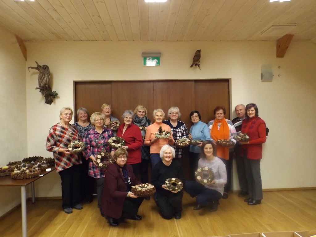 Kopbilde pēc cītīga darba adventes vainagu darbnīcā, kas atvērta 