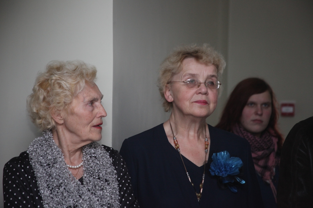 Pensionāru biedrības “Atspulgs 5” valdes priekšsēdētāja Anna Vīgante (centrā).
Autors: no Dzirksteles arhīva