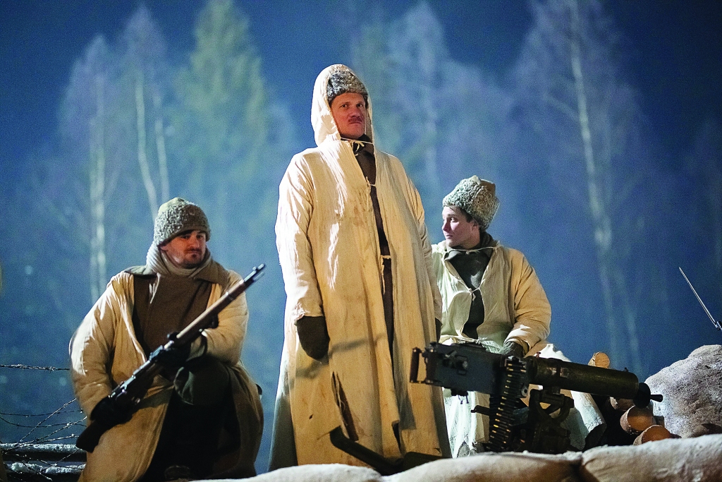 Epizode no Ziemassvētku kaujas, kurā piedalījās arī gulbenietis Edmunds Rags (no kreisās), blakus viņam - filmas varonis Konrāds, kuru atveido aktieris Gatis Gāga.
Autors: no personiskā arhīva