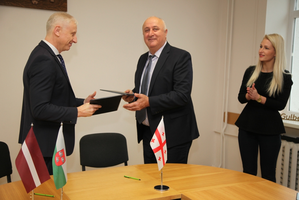 Normunds Audzišs tikko pēc līguma parakstīšanas ar Bolnisi pašvaldības priekšsēdētāju Tamazi Zhorzholiani. 
Autors: Gatis Bogdanovs 