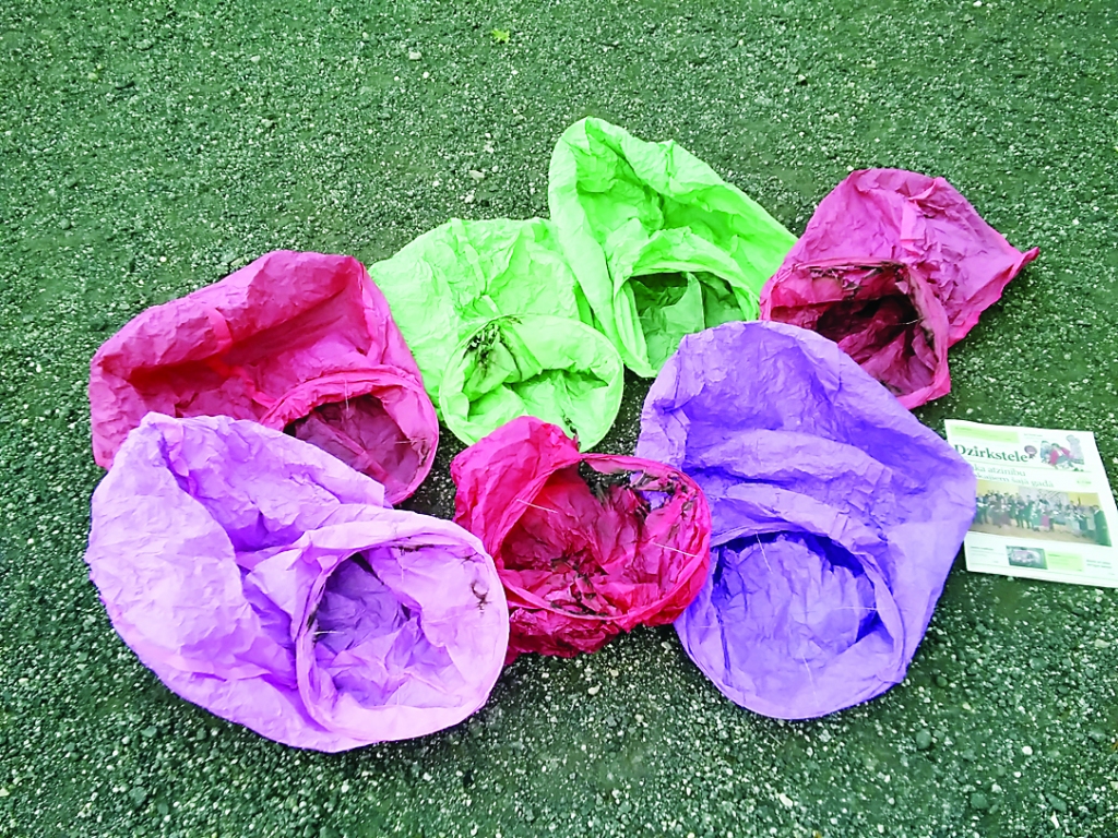 Dāvana no debesīm? Šādas “pankūkas” paliek pāri un piesārņo dabu, kad gaisā palaistās papīra laternas ir savu lidojumu beigušas.
Autors: no personiskā arhīva