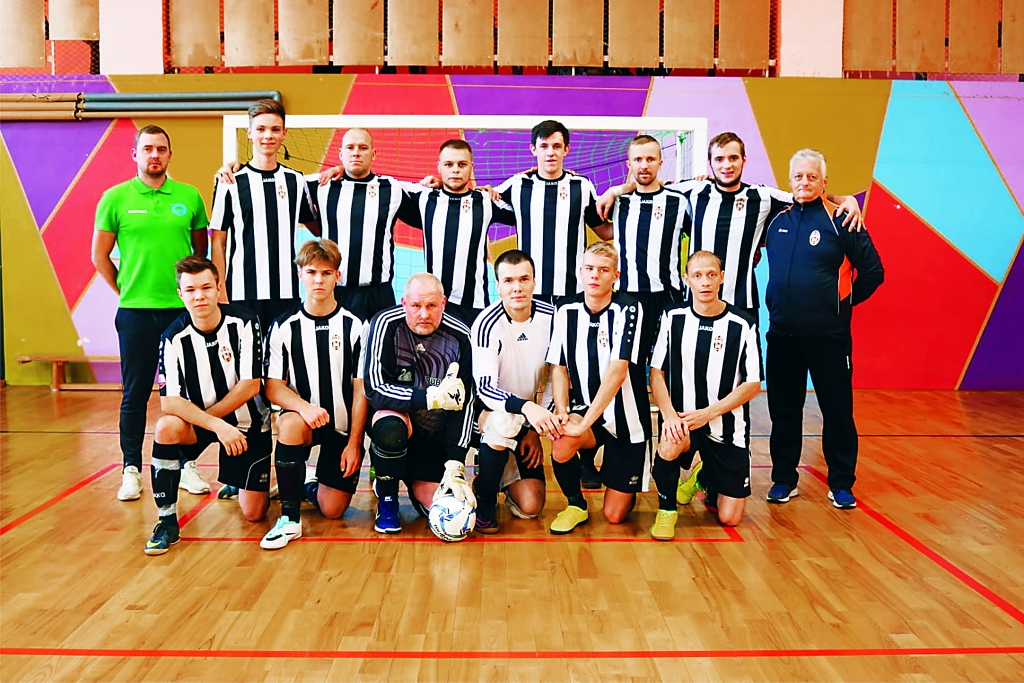 Telpu futbola komanda “Gulbene” pirms spēles ar Rēzekni.
Autors: no turnīra arhīva