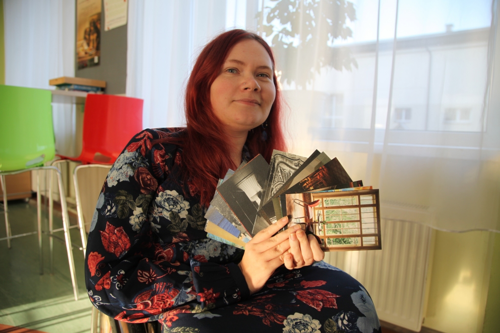 SIA “Typical” dibinātāja Elīna Bērziņa kopš dzimšanas ir ratiņkrēslā. Apbrīnojama ir Elīnas sirds gudrība un neatlaidība sadarbībā ar dažādu jomu speciālistiem, radot apmācības  “Be.In.Now” invalīdu integrēšanai darba tirgū. Viņas uzņēmums rada un tirgo pastkartes, suvenīrus un dizaina preces, turklāt daļu ieņēmumu novirza invalīdu atbalstam. “Ja gribi labāku savu ģimeni, savu pilsētu, tad sāc ar sevi. Nes gaismu citiem, nevis tikai gudri spriedelē. Darbi parāda vairāk nekā vārdi,” atzīst Elīna. 
Autors: Gatis Bogdanovs