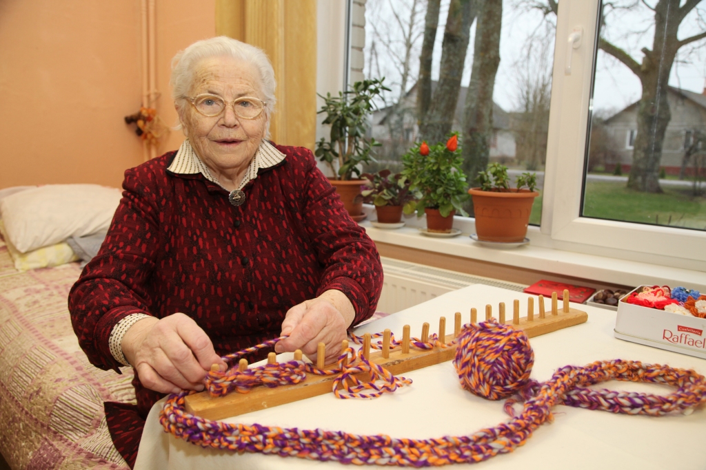 Rasma Sveķe sākusi tapošanu. Top viņas pirmais rokdarbs šajā tehnikā. 	
Autors: Gatis Bogdanovs