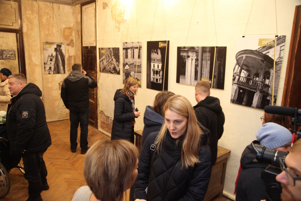 Uz foto izstādes “Pils vaibsti. Vēsture” atklāšanu bija ieradušies gan vietējie cilvēki, gan viesi no citiem novadiem.  
Autors: Gatis Bogdanovs