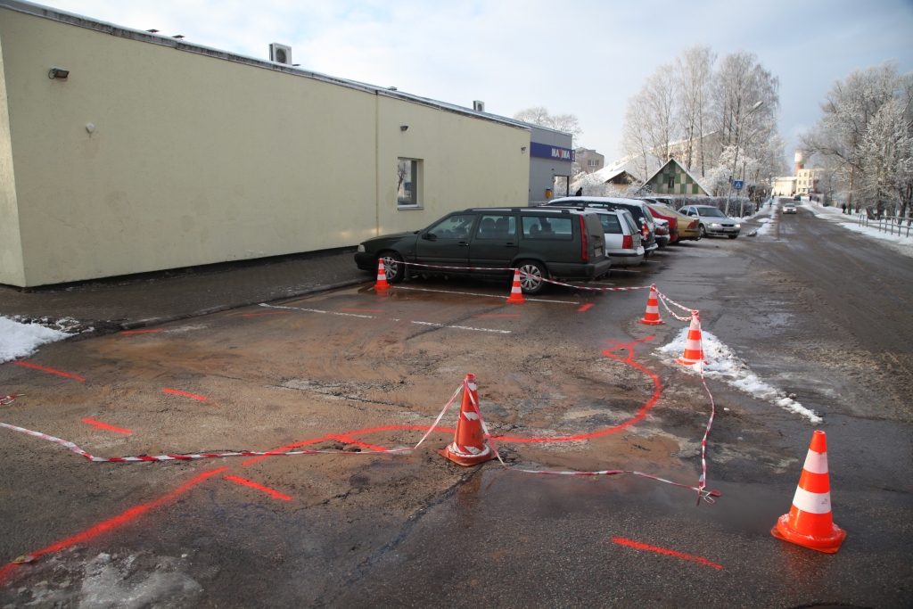 Sestdien pie veikala “Maxima” tika norobežots laukums, jo tur bija noticis maģistrālā ūdensvada plīsums. Otrdien avārija tika novērsta.  
Autors: Gatis Bogdanovs