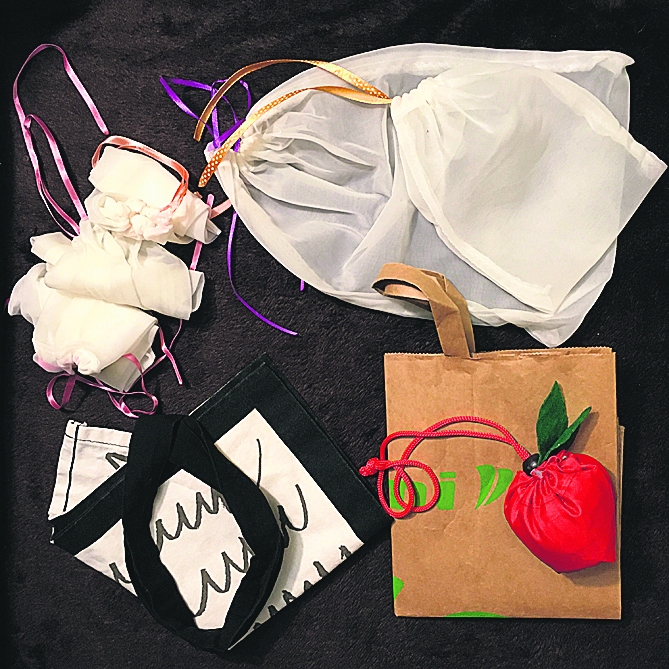 Ikdienā Ievai mašīnā vienmēr ir papīra iepirkumu maisiņi, kurus izmanto atkārtoti. Arī rokassomiņā vienmēr ir mazais sarkanais auduma maisiņš. Ieva pati uzšuvusi no veciem aizkariem caurspīdīgus maisiņus sveramajiem produktiem.
Autors: Eva Pričiņa un no Ievas Ozoliņas albuma