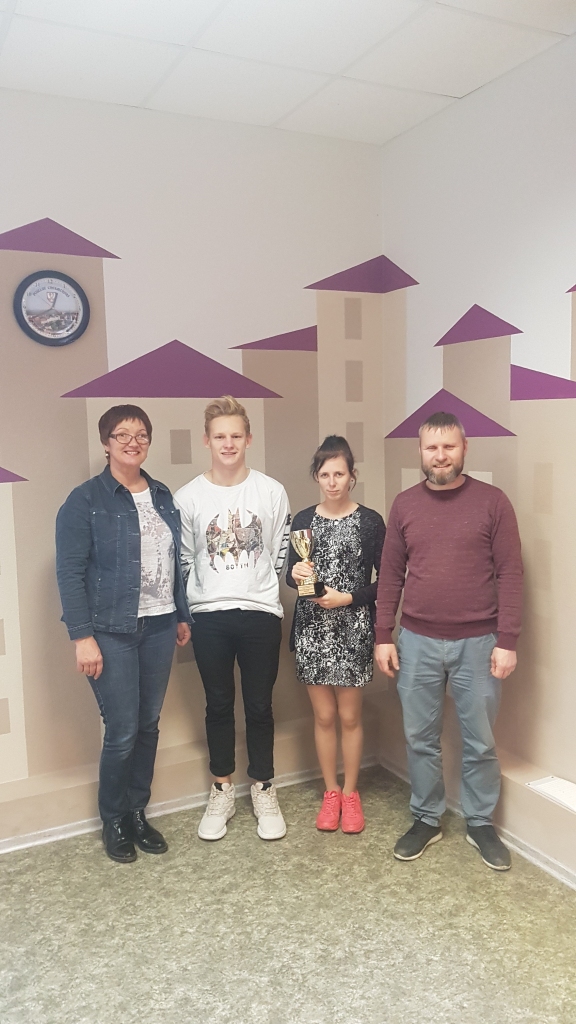 Ar uzvaru un gandarījumu - Līga Šmoteka un Artis Ozoliņš, kuri abi ir Sveķu pamatskolas audzēkņi. Prieks arī viņu pedagogiem Aksanai Lasei un Artūram Dičam.
Autors: no personiskā arhīva