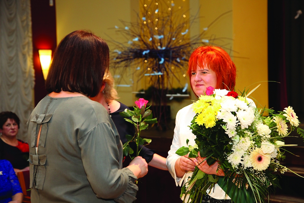 Pagājušās nedēļas nogalē Gulbenes novada pedagogi pulcējās kopā gada pasākumā “Šūpoties laikā”, kura gaitā sumināja konkursa “Gada skolotājs” laureātus. Šogad titulam “Gada skolotājs” septiņās nominācijās bija izvirzīti pavisam 18 pedagogi. Nomināciju “Gada skolotājs 2019” saņēma Gulbenes 2.vidusskolas skolotāja un projektu asistente Dita Grigore. Pasākumā tika uzsvērts, ka viņai izdodas paveikt pat šķietami neiespējamo – saulespuķu akcija, sēņu čempionāts, dažādas vides aktivitātes, neskaitāmi starptautiskie projekti, un pats galvenais – spēja visu lielo skolas kolektīvu saliedēt un iesaistīt visās šajās aktivitātēs. D.Grigore pasākumā atzina, ka pirms daudziem gadiem nebija domājusi, ka Gulbene kļūs par viņas mīļāko vietu. “Tamāra Briede (bijusī Gulbenes 2.vidusskolas direktore – red.) atvēra man Gulbenes 2.vidusskolas durvis un atļāva darīt visu iespējamo un neiespējamo,” teica D.Grigore.
Autors: Gatis Bogdanovs