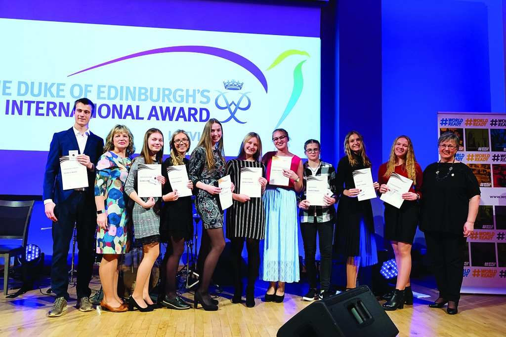 Gulbenes novada valsts ģimnāzijas audzēkņi saņem Edinburgas hercoga starptautisko apbalvojumu. Starp viņiem arī “Award” vienības ģimnāzijā vadītāja Arta Katane. 
Autors: no personiskā arhīva