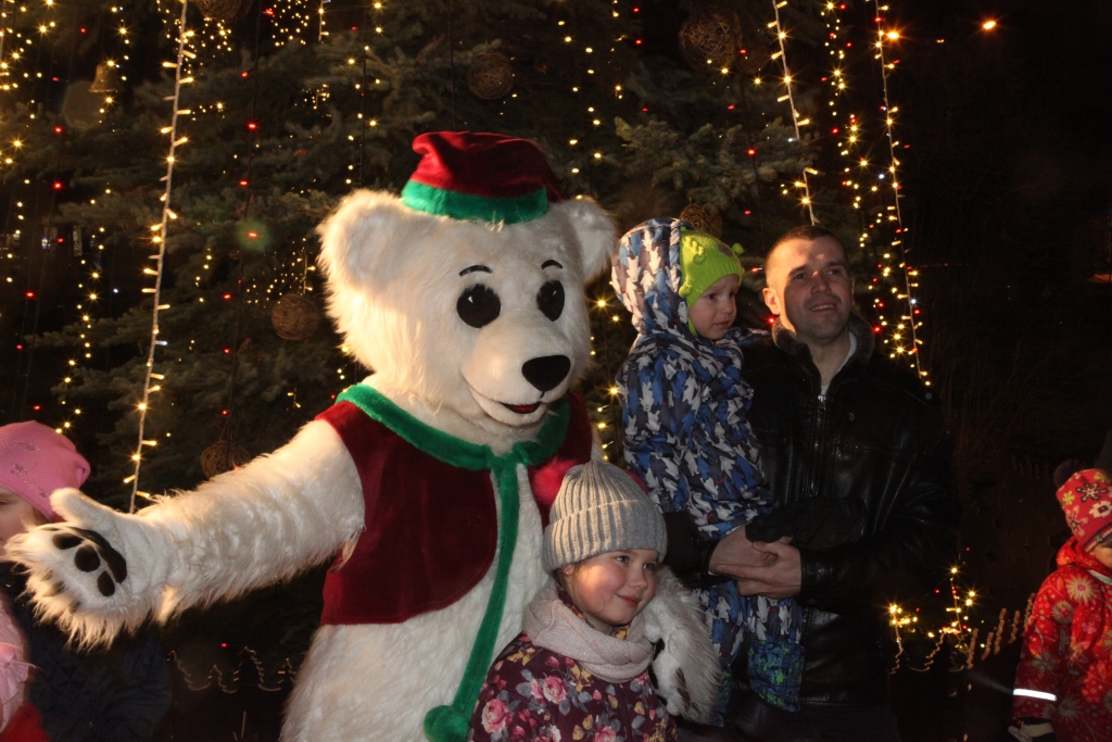 Pēc egles iedegšanas gan lieli, gan mazi izmantoja iespēju nofotografēties kopā ar kādu no atraktīvajiem tēliem.
Autors: Gatis Bogdanovs