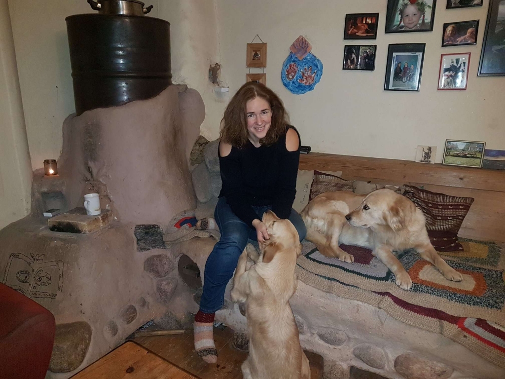 Smiltenes novada “Lejas Varicēnos” saimnieko Līga Krūmiņa-Krīgere kopā ar savu ģimeni. Viņa lepojas ar vīra Tomasa uzbūvēto raķeškrāsni, kas ir gan ekoloģisks, gan ekonomisks risinājums. Viņas vīrs bija pirmais, kas šādu krāsni uzbūvēja Latvijā, tagad tādas top arī citās mājsaimniecībās.   
Autors: SANTA SINKA