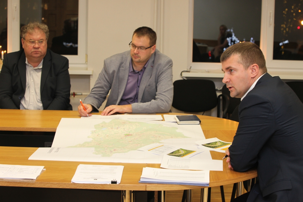 Ar prognozēšanu neaizraujas un stāsta visu tā, kā ir patiesībā - šādu nostāju Gulbenē pauda akciju sabiedrības “Latvijas valsts ceļi” valdes priekšsēdētājs Jānis Lange (no labās). Viņu izvaicāja vietējie - Stanislavs Gžibovskis (no kreisās) un Jānis Barinskis. 	
Autors: Gatis Bogdanovs  