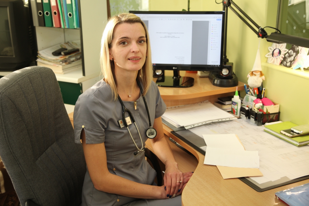 Gulbenes slimnīcas galvenā ārste, infektoloģe Ilze Ābrāma saka, ka Gulbenē vēl nav vērojama plaša gripas izplatība. Tā, visticamāk, pie mums uzplaiksnīs pēc svētkiem. 
Autors: Gatis Bogdanovs