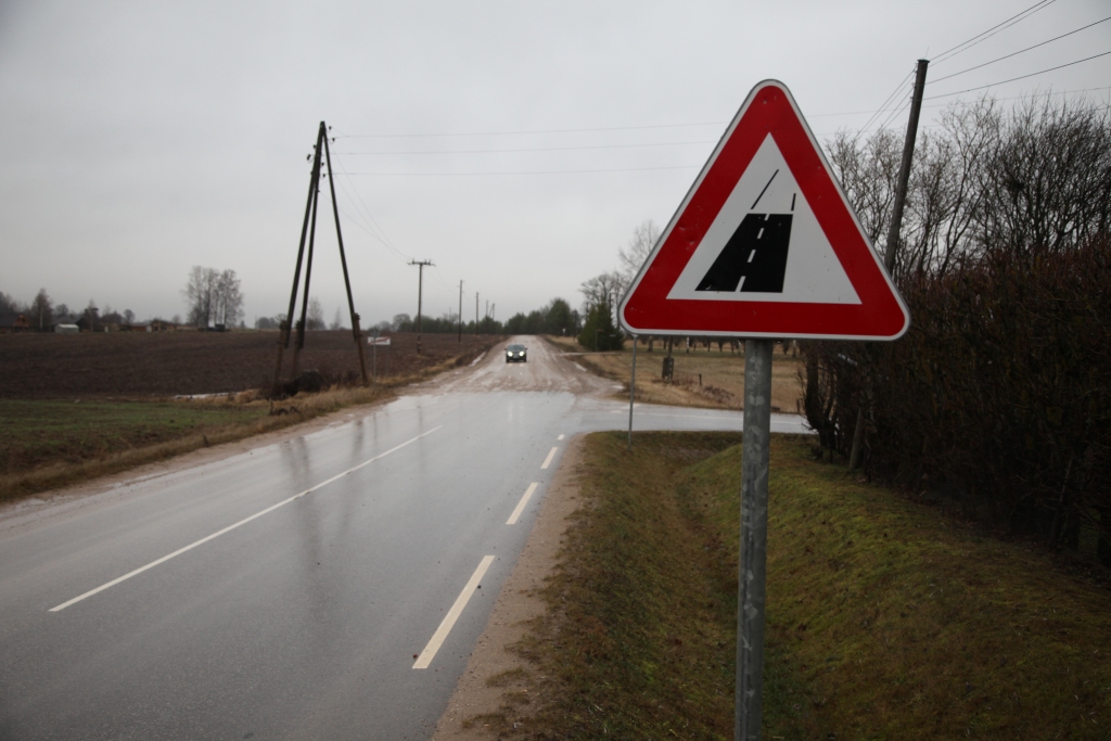 Braucamo ceļu stāvoklis ir Gulbenes novada galvenā sāpe. Pašvaldība un valsts aizbildinās ar finanšu trūkumu. Nav pilnībā izpildīts 2009.gada reformas solījums izveidot asfaltētu ceļu no katra pagasta līdz Gulbenei. 
Autors: Gatis Bogdanovs