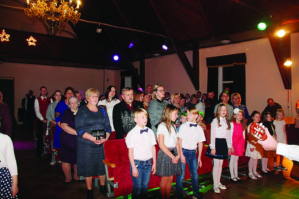 Koncerta noslēgumā “Pie dieviņa gari galdi” dzied visi.  
Autors: Kārlis Dzenis