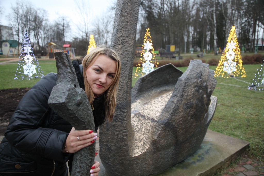 Gulbenietei Deilai Kokarevičai šie būs īpaši skaisti un sirsnīgi Ziemassvētki. Jau ceturtdien viņa lidos pie savas ģimenes, pie saviem vistuvākajiem un vismīļākajiem cilvēkiem, uz Īriju. Viņa atzīst, ka vairāk nekā desmit gadus nav svinēti kopā Ziemassvētki, tāpēc viņa jo īpaši gaida šo satikšanās brīdi. “Šogad es gribēju citādākus Ziemassvētkus. Kopš ģimene dzīvo Īrijā, mēs šajos svētkos nekad neesam bijuši kopā. Kopā Ziemassvētkos bijām tad, kad vēl viņi dzīvoja Latvijā,” saka Deila. Arī viņai savulaik bija iespēja dzīvot un mācīties Īrijā, būt ar saviem tuviniekiem kopā arī ikdienā, taču viņa nespējusi tur iedzīvoties un atgriezusies mājās. “Tagad viss jau pārdzīvots un aizmirsts,” tā par savu nelāgo pieredzi Īrijas skolā saka Deila Kokareviča, kura dzīvi un notikumus cenšas tvert ar nesamākslotu smaidu. 
Autors: Gatis Bogdanovs