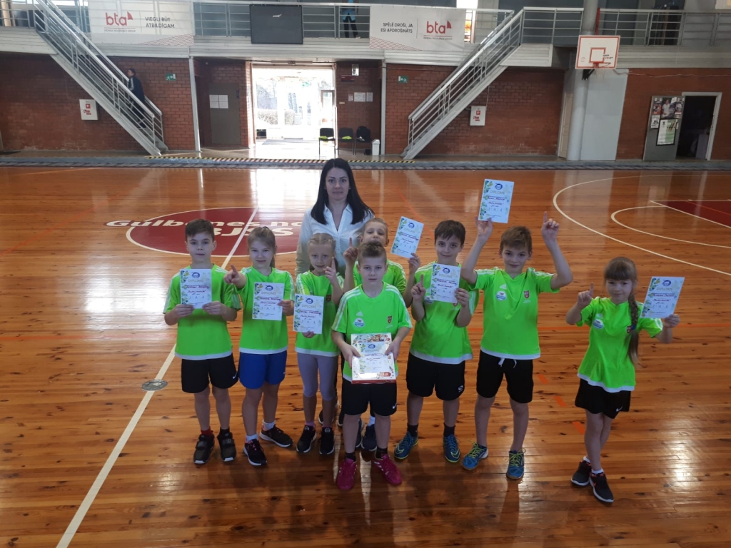 pirmo vietu izcīnīja Gulbenes 2.vidusskolas komanda: Raivo Berkolds, Roberts Ozols, Samanta Krūmiņa, Deniss Kudrjašovs, Andis Kūlītis, Artūrs Briedis, Patrīcija Cacane, Denīze Dreiškena, sporta skolotāja Līga Berkolde.
Autors: no personiskā arhīva