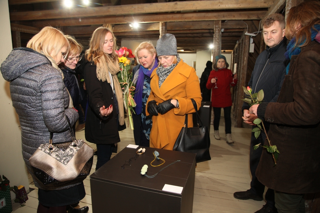 Svinot Latvijas Mākslas akadēmijas Metāla mākslinieciskās apstrādes nodaļas 60.jubileju, ir izveidota izstāde “Paaugstināta. Temperatūra”. Izstādē redzami arī mūsu novadnieces Rasmas Pušpures (trešā no kreisās) darbi. 
Autors: Gatis Bogdanovs