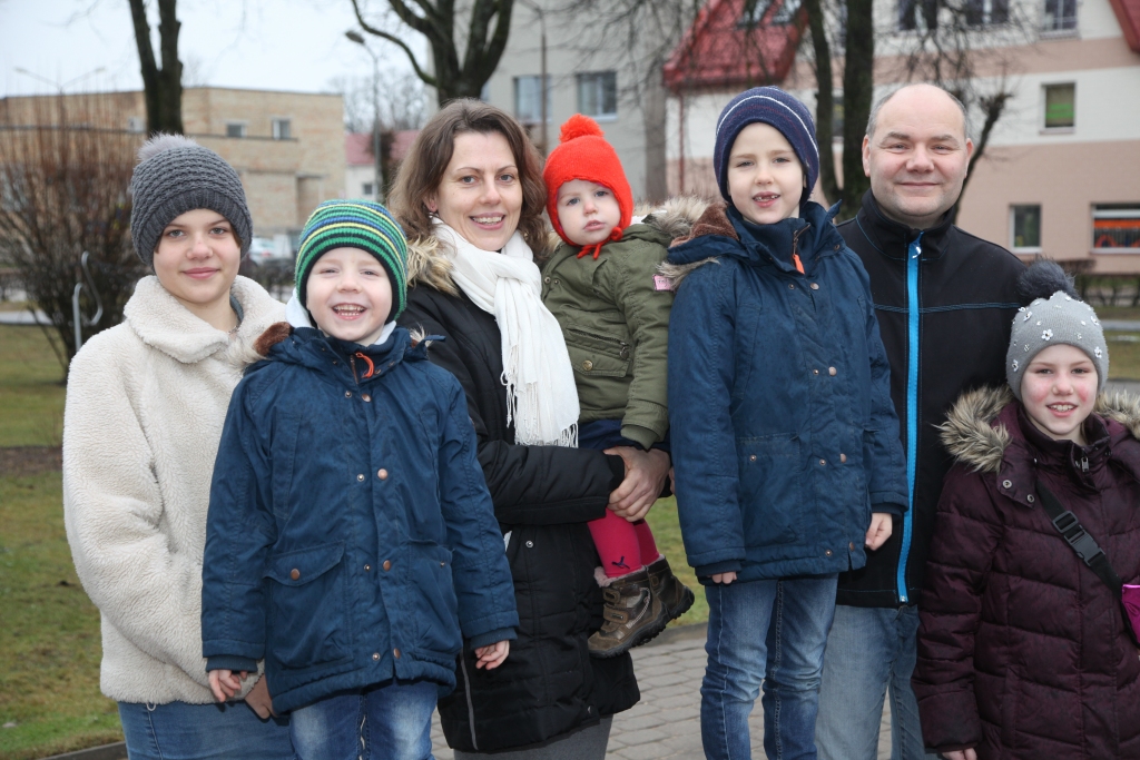 Māris un Irita Barkovski šoruden nolēma atgriezties uz dzīvi Latvijā. Barkovski Dānijā pavadīja vairāk nekā 20 gadus. Katru gadu ģimene centusies atbraukt uz Latviju, tomēr, paliekot arvien kuplākai, tas kļuvis grūtāk. Ģimenē aug pieci bērni: Terēze (12), Marija (8), Daniels (6), Dāvids (4) un Sofija (1,5). “Arī tur uz vietas mums kļuva grūti, jo nebija ne radinieku, ne ļoti tuvu draugu, kas varētu palīdzēt bērnu pieskatīšanā. Lēmums par atgriešanos tika pieņemts mēneša laikā,” atzīst Irita. Barkovsku ģimene ir patiesi ļoti saviļņota, ka šogad Ziemassvētkus svinēs mājās Latvijā. 	
Autors: Gatis Bogdanovs