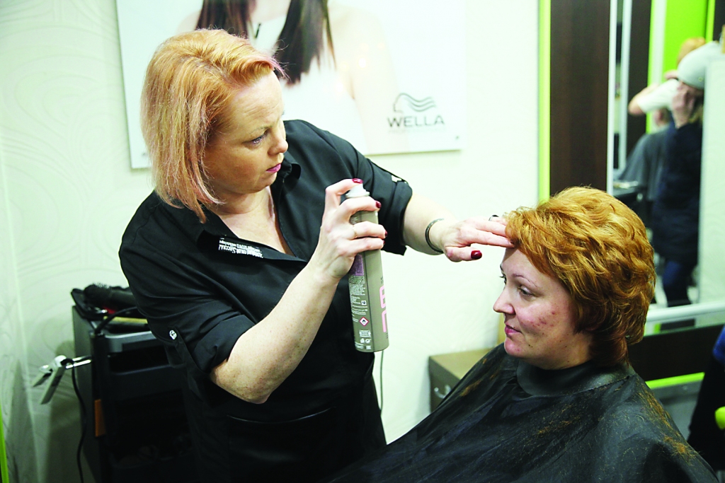 Salona “Tiina Lux” friziere Inga Cimdiņa: “Pārvērtību dalībniecei bija krāsoti mati, kuriem bija diezgan tumši gali un gaišākas saknes. Es vēlējos viņas kopējo tēlu padarīt gaišāku. Matu galiem tika noņemta krāsa, pēc tam tie tika tonēti. Nedaudz arī ieliktas gaišākas šķipsnas, lai koptēlu radītu gaišāku. Man gan īsti neizdevās realizēt visu, kā es vēlējos, jo traucēja tas, ka matos ir ielikti ilgviļņi, kas nedeva iespēju nokļūt pie vēl gaišākiem matiem. Savukārt matu garums saīsināts tikai nedaudz.”
Autors: Gatis Bogdanovs