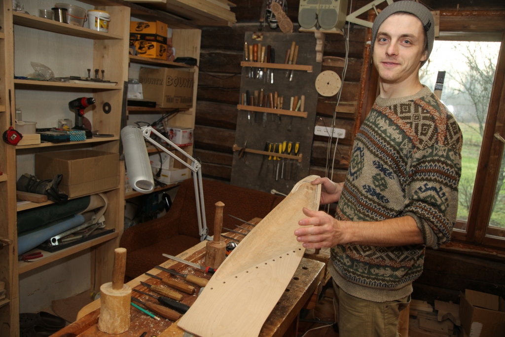 Rihards Valters ar velosipēdu ik dienu brauc 7 kilometrus uz kokļu darbnīcu, kur darina dažādas kokles. 	
Autors: Gatis Bogdanovs